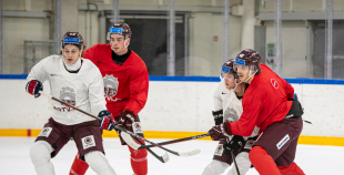 FOTO: Latvijas izlase pilnā sastāvā "slīpē" vairākumu
