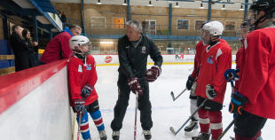 FOTO: Hārtlijs viesojās Jelgavas hokeja klubā un novada bērniem treniņu 