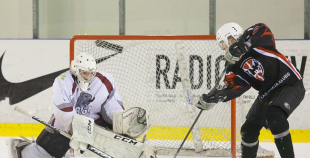 HS "Rīga 98" apspēlē "Valmieras HK", uzvar 1.līgas regulāro čempionātu