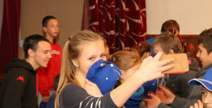 Oskars Bārtulis un Georgijs Pujacs apmeklē Liepājas internātpamatskolu