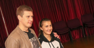 Oskars Bārtulis un Georgijs Pujacs apmeklē Liepājas internātpamatskolu