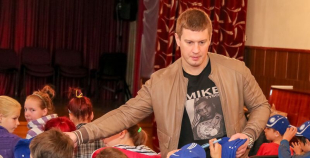 Oskars Bārtulis un Georgijs Pujacs apmeklē Liepājas internātpamatskolu