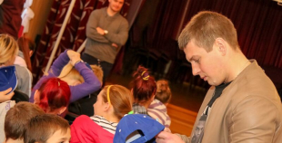 Oskars Bārtulis un Georgijs Pujacs apmeklē Liepājas internātpamatskolu