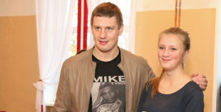 Oskars Bārtulis un Georgijs Pujacs apmeklē Liepājas internātpamatskolu