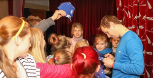 Oskars Bārtulis un Georgijs Pujacs apmeklē Liepājas internātpamatskolu