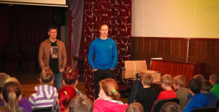 Oskars Bārtulis un Georgijs Pujacs apmeklē Liepājas internātpamatskolu