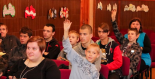 Oskars Bārtulis un Georgijs Pujacs apmeklē Liepājas internātpamatskolu