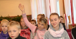 Oskars Bārtulis un Georgijs Pujacs apmeklē Liepājas internātpamatskolu