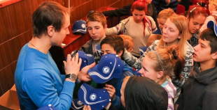 Oskars Bārtulis un Georgijs Pujacs apmeklē Liepājas internātpamatskolu