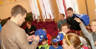 Oskars Bārtulis un Georgijs Pujacs apmeklē Liepājas internātpamatskolu