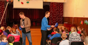 2015 Oskars Bārtulis un Georgijs Pujacs apmeklē Liepājas internātpamatskolu