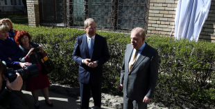 Atklāj Viktoram Tihonovam veltītu piemiņas plāksni