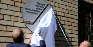 Atklāj Viktoram Tihonovam veltītu piemiņas plāksni