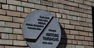 Atklāj Viktoram Tihonovam veltītu piemiņas plāksni
