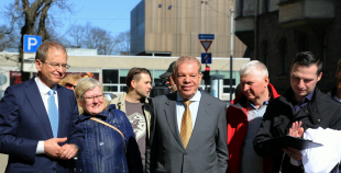 Atklāj Viktoram Tihonovam veltītu piemiņas plāksni