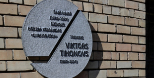 2016 Atklāj Viktoram Tihonovam veltītu piemiņas plāksni