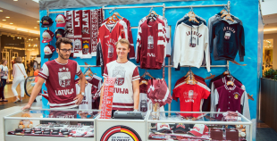 2016 Latvijas izlases hokejisti priecē savus fanus Spicē