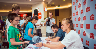 2016 Latvijas izlases hokejisti priecē savus fanus Spicē