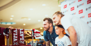 2016 Latvijas izlases hokejisti priecē savus fanus Spicē