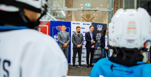 “Maxima” dāvina vārtsarga ekipējumu jaunajiem Rīgas hokejistiem