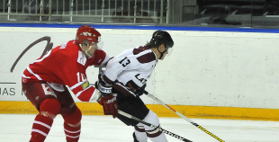 Latvijas hokejisti uzvar dāņus