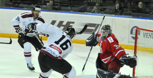 Latvijas hokejisti uzvar dāņus