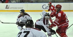 Latvijas hokejisti uzvar dāņus