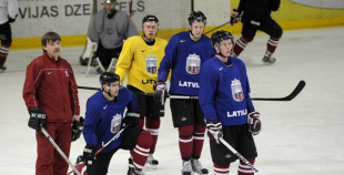 Foto: Znaroks un Vītoliņš vada pirmo ledus treniņu