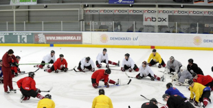 Foto: Znaroks un Vītoliņš vada pirmo ledus treniņu