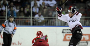 Foto: Latvija ar 3:2 uzvar Baltkrieviju