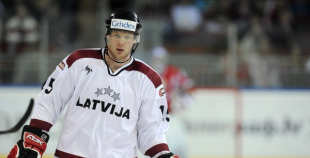 Foto: Latvija ar 3:2 uzvar Baltkrieviju