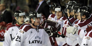 Foto: Latvija ar 3:2 uzvar Baltkrieviju