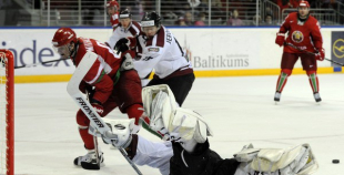 Foto: Latvija ar 3:2 uzvar Baltkrieviju