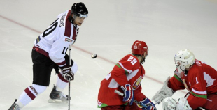 Foto: Latvija atkārtoti uzvar Baltkrieviju