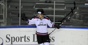 Foto: Latvija atkārtoti uzvar Baltkrieviju