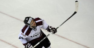 Foto: Latvija atkārtoti uzvar Baltkrieviju