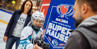 “Maxima” dāvina vārtsarga ekipējumu jaunajiem Rīgas hokejistiem