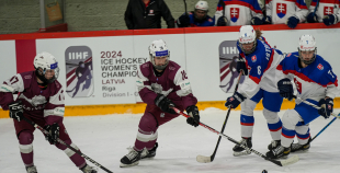 Latvijas sieviešu izlase Pasaules čempionāta atklāšanas mačā piekāpjas Slovākijai