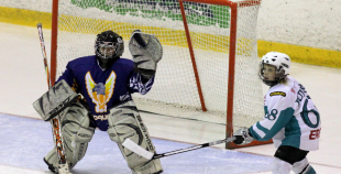 Bērnu hokejs uz Volvo ledus