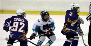 Bērnu hokejs uz Volvo ledus