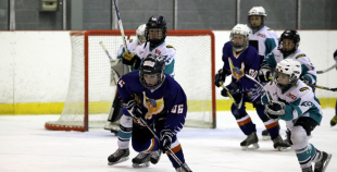 Bērnu hokejs uz Volvo ledus