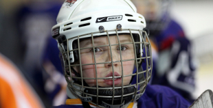 Bērnu hokejs uz Volvo ledus