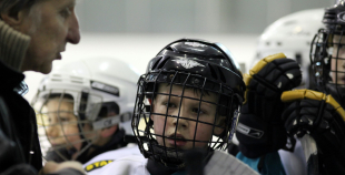 Bērnu hokejs uz Volvo ledus