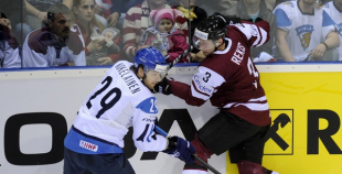 Latvijai zaudējums pēcspēles metienu sērijā