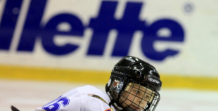 Bērnu hokejs uz "Volvo" ledus