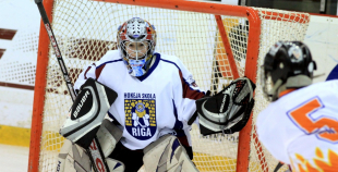 Bērnu hokejs uz "Volvo" ledus