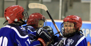 Bērnu hokejs uz "Volvo" ledus