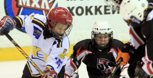 Bērnu hokejs uz "Volvo" ledus