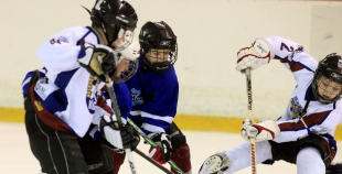 Bērnu hokejs uz "Volvo" ledus