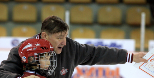 Bērnu hokejs uz "Volvo" ledus